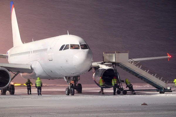 Dient der Leiter zum Flugzeug — Stockfoto