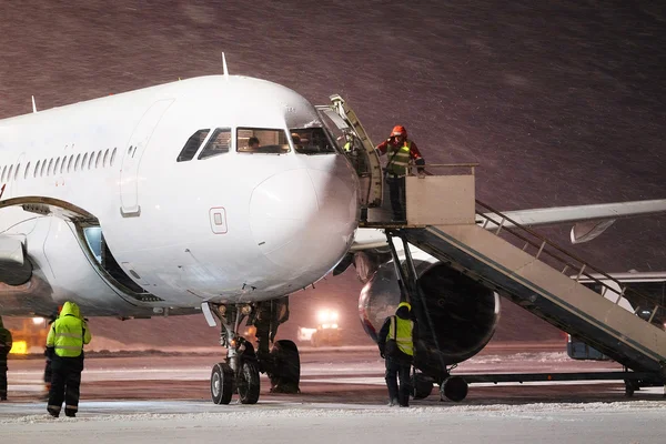 Dient der Leiter zum Flugzeug — Stockfoto