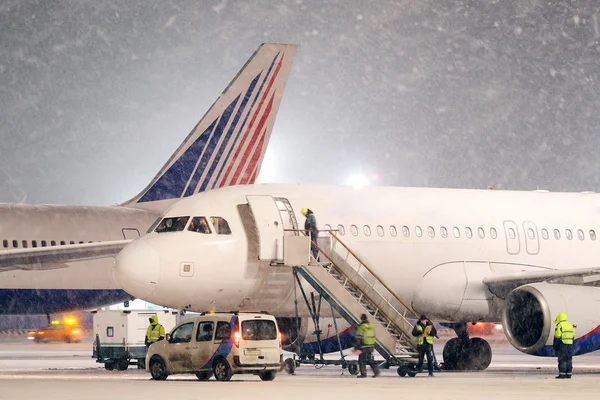 Vliegtuig parkeren bij de luchthaven — Stockfoto