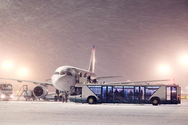 Uçak ve yolcu — Stok fotoğraf