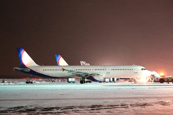 Vliegtuig parkeren bij de luchthaven — Stockfoto