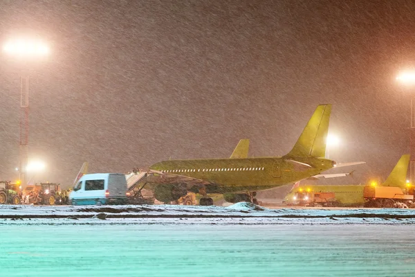 비행기는 공항 주차 스톡 사진