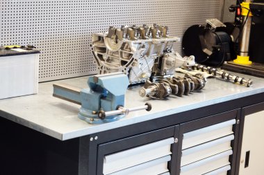 Silindir bloğu üstünde okul sırası