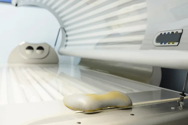 Lit de bronzage dans un salon — Photo