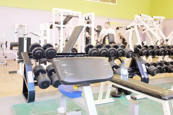 Manubri sportivi in palestra — Foto Stock