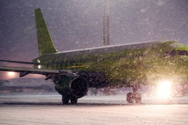 Uçak pistte kalkışa hazırlanıyor