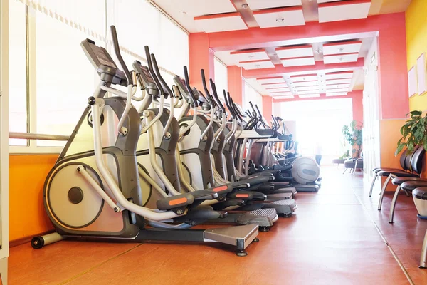 Elliptical cross trainers in a row — Stock Photo, Image