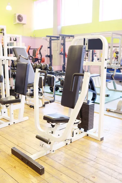 Gimnasio con equipamiento deportivo —  Fotos de Stock