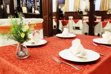 Modern restoranın içinde.