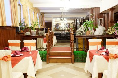 Modern restoranın içinde.