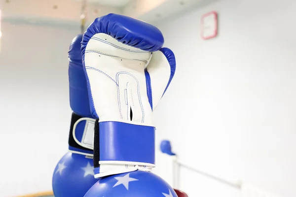 Синие боксерские перчатки — стоковое фото