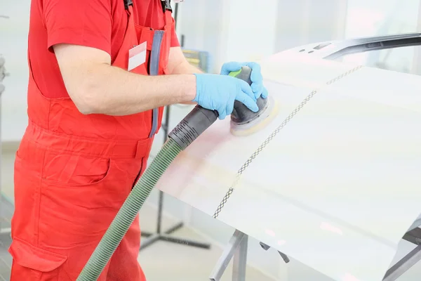 Painter polishes a car — Stock Photo, Image