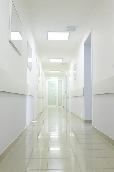 Інтер'єр коридору медичного центру — стокове фото