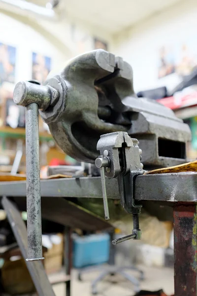 Vecchia morsa su un banco da lavoro in metallo — Foto Stock