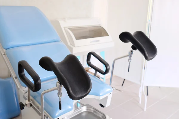 Синий гинекологический стул — стоковое фото