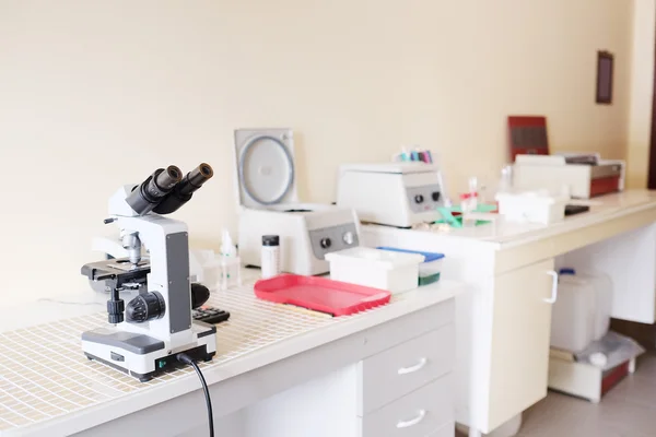Medicinska mikroskopet i lab — Stockfoto