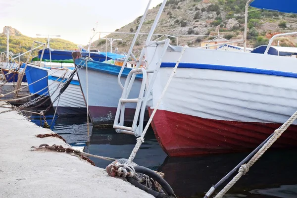 Barcos a motor en una litera — Foto de Stock