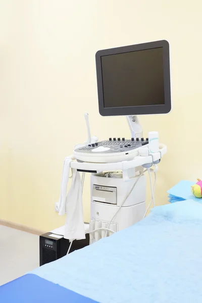 Quarto de hospital com máquina de ultra-som — Fotografia de Stock