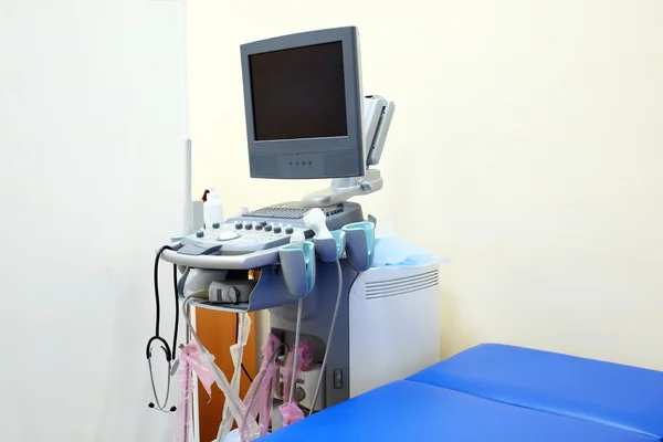 Habitación de hospital con máquina de ultrasonido —  Fotos de Stock