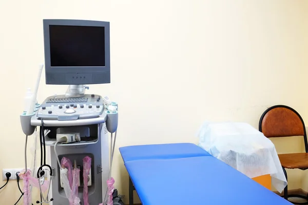 Лікарняна кімната з ультразвуковою машиною — стокове фото