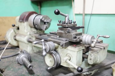 bir atölyede Torna Makinesi