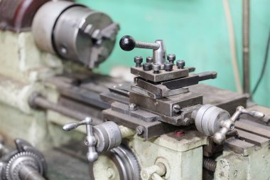 bir atölyede Torna Makinesi