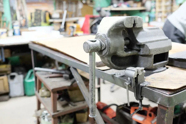 Old vice on  metal workbench — Stock Photo, Image