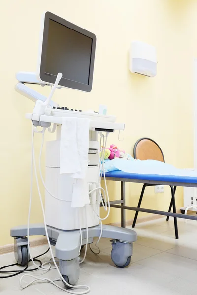 Habitación de hospital con máquina de ultrasonido —  Fotos de Stock