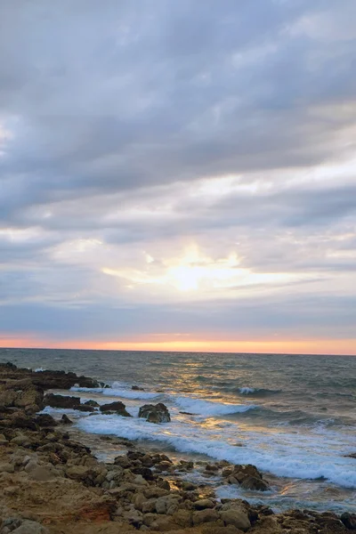 Auringonlasku meren rannalla — kuvapankkivalokuva
