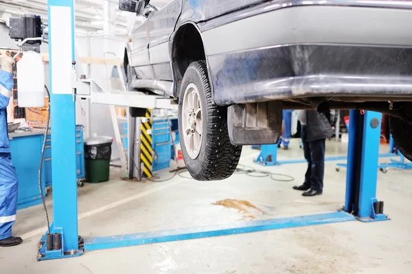 Car on  lift prepared to repair — Stock Photo, Image