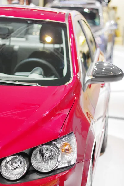 Coche en una sala de exposición —  Fotos de Stock