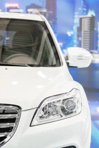 Auto in een showroom — Stockfoto