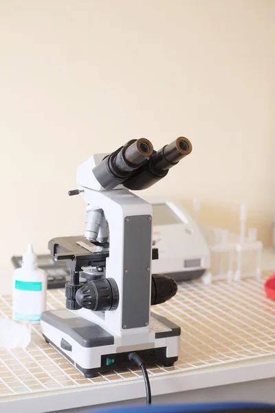 Μικροσκόπιο εξοπλισμού στο εργαστήριο — Φωτογραφία Αρχείου