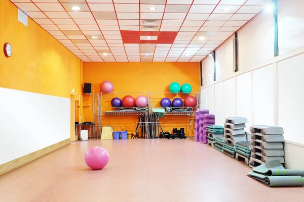 Fitness merkezi, donanımlı bir spor salonu — Stok fotoğraf