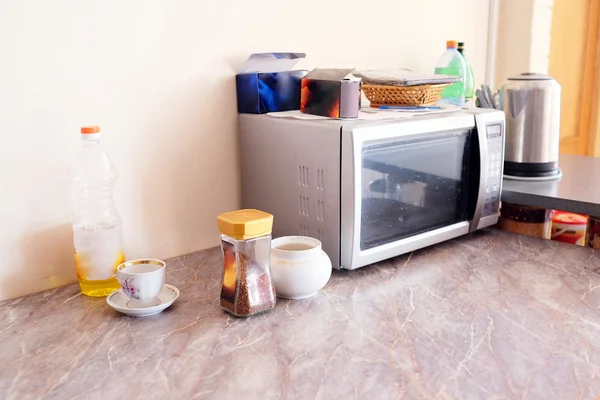 Horno microondas en la mesa —  Fotos de Stock