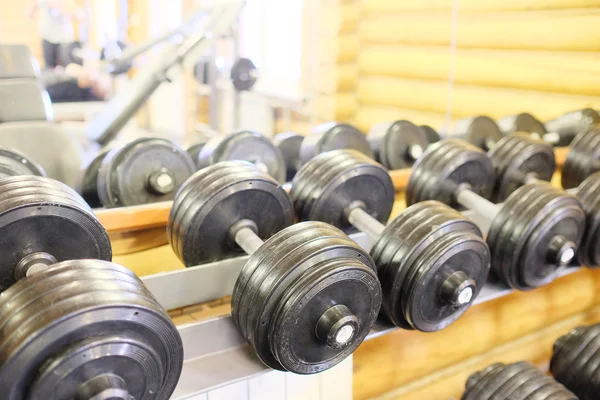 Manubri in rack in palestra — Foto Stock