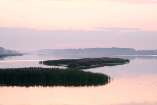 Niebla de la mañana en el lago — Foto de Stock