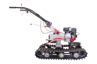 Altında beyaz kar temizleme aracı