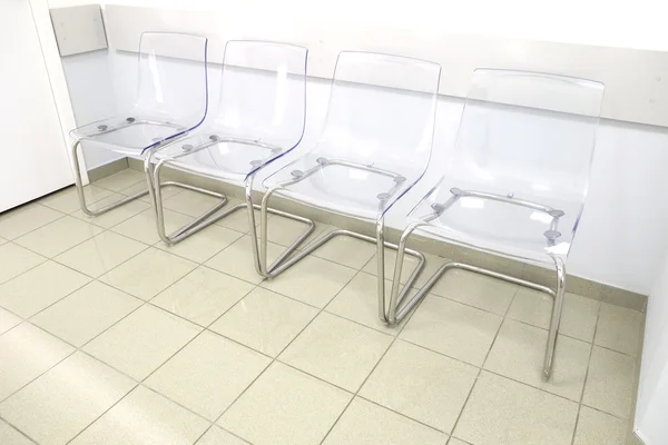 Transparente Stühle im Wartezimmer — Stockfoto