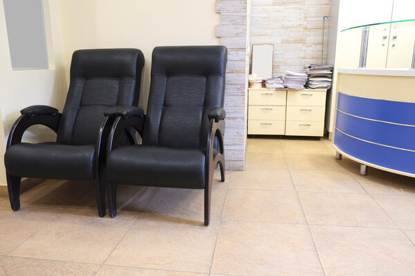 Стулья в комнате ожидания
