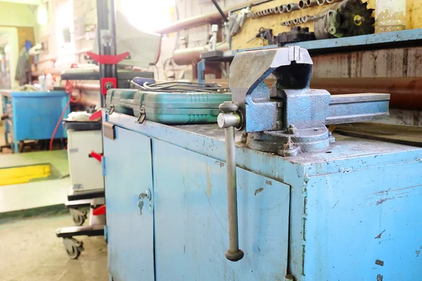 Old vice on a metal workbench — Stock Photo, Image