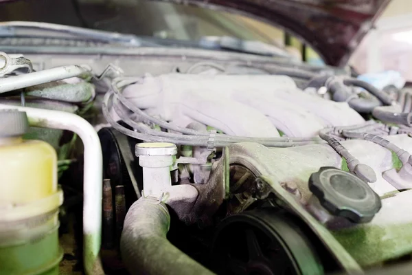 Motor debajo de la capucha — Foto de Stock