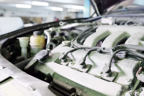 Motor debajo de la capucha — Foto de Stock