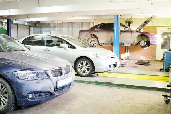 Coches en garaje preparados para la reparación — Foto de Stock