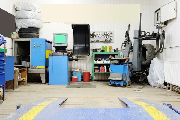 Intérieur de l'atelier de montage des pneus — Photo