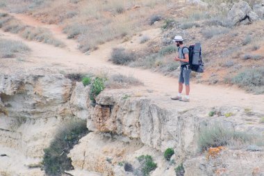 Turist arasındaki sınırda duran