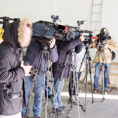 Gazeteciler röportaj yapıyor