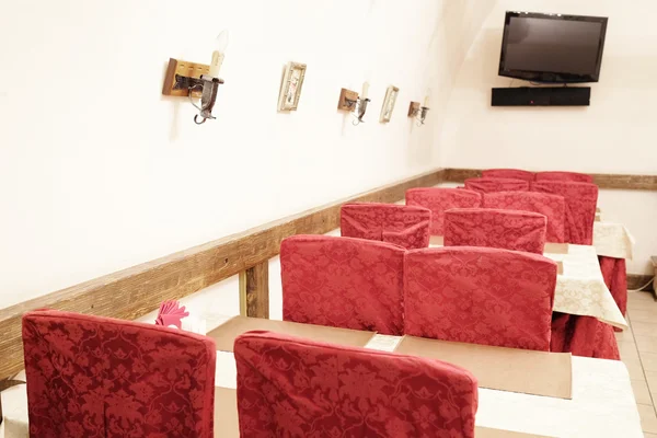 Intérieur du restaurant avec tables et chaises — Photo