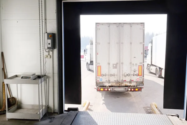El camión está cargado en el almacén —  Fotos de Stock
