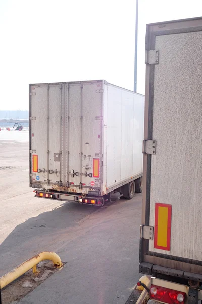 Los camiones se cargan en el almacén —  Fotos de Stock